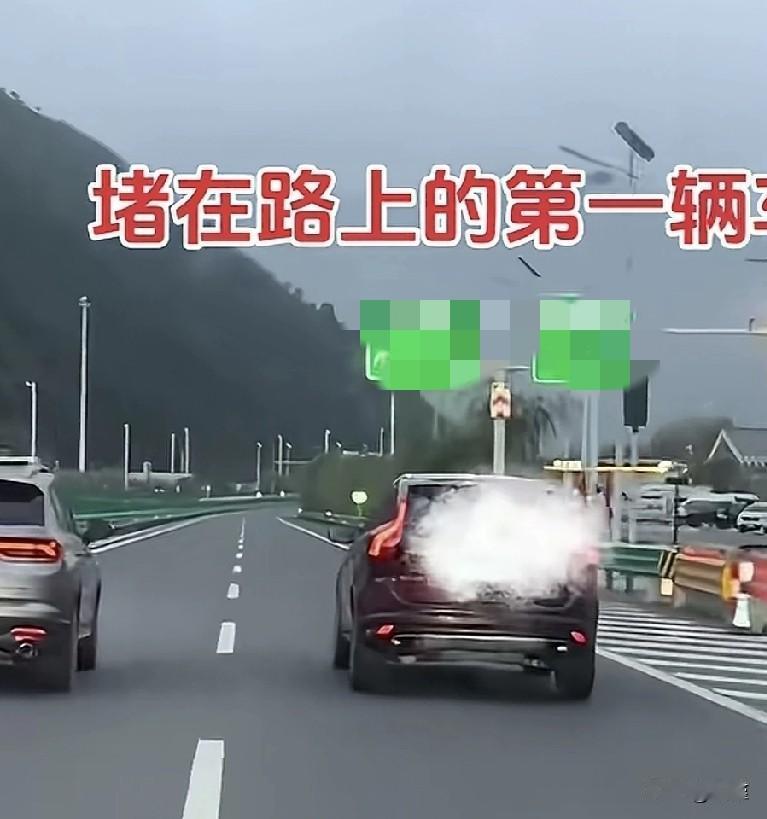 过年了，高速免费。
趁着闲暇，回乡的回乡，旅游的旅游。
高速上经常是车流如织，动