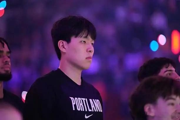 杨瀚森2025年在NBA选秀大会首轮第16顺位被开拓者选中，签下4年2139万美