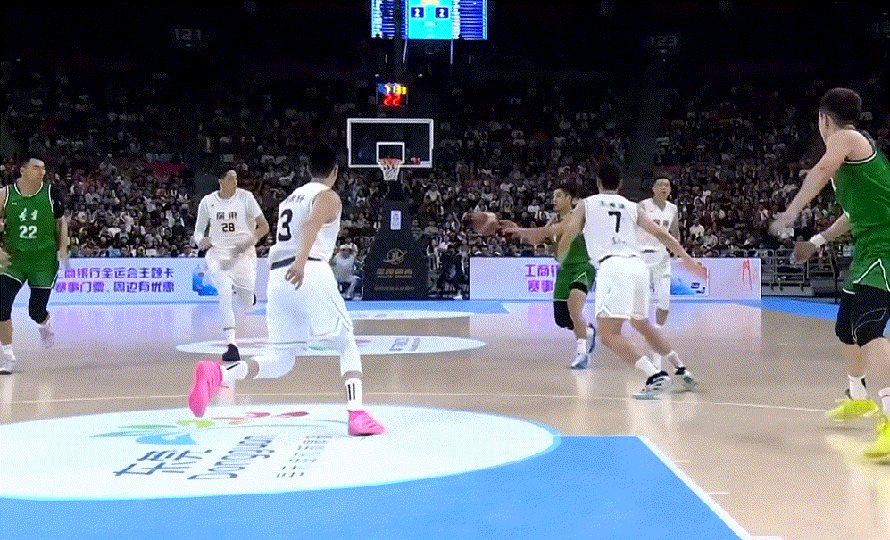 黑白组合发威！胡明轩造进攻犯规，赵睿连拿5分，目前感觉两队都很紧啊，失误都挺多的