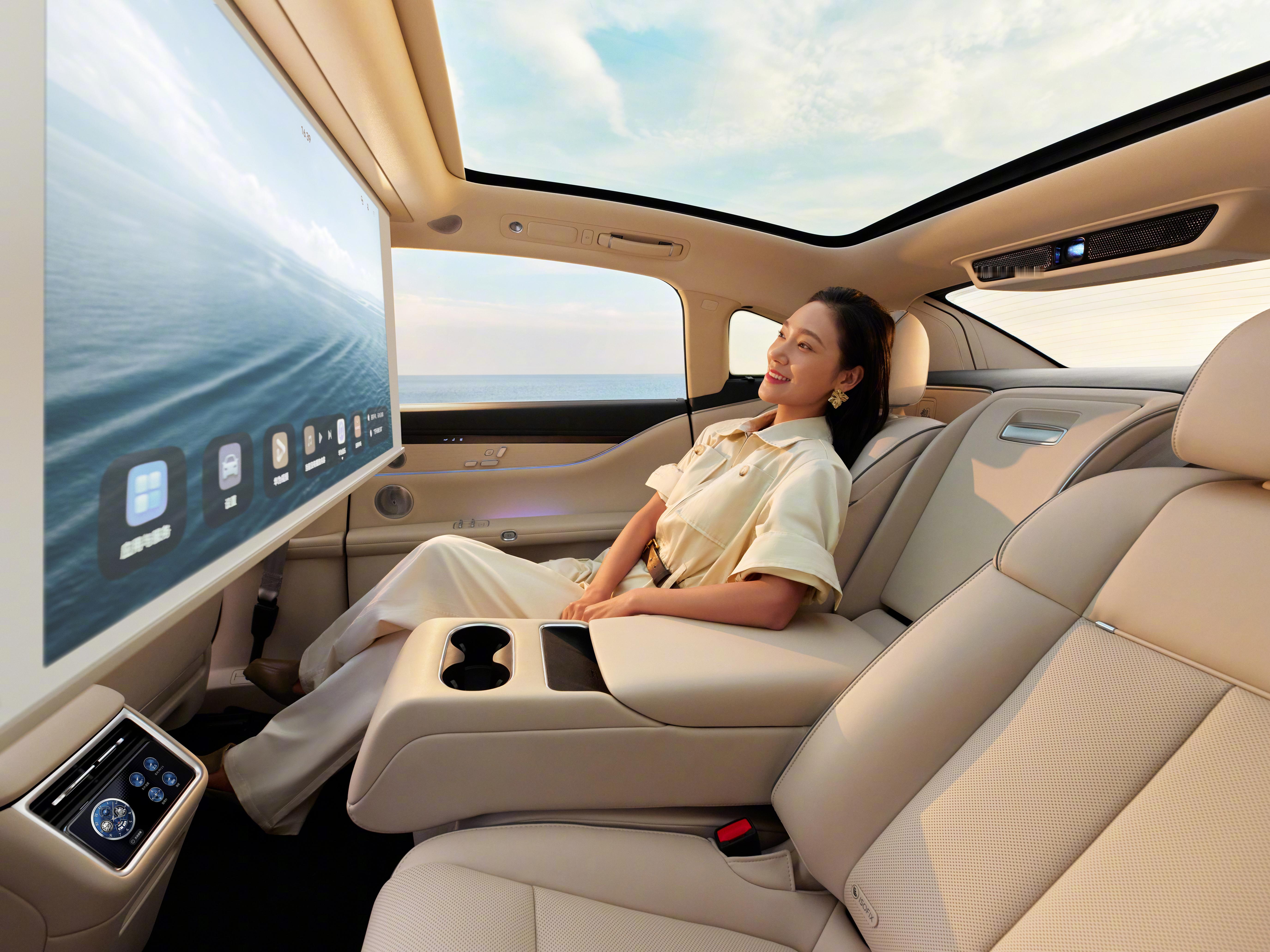 尊界S800的冷暖箱、零重力座椅，问界M9的ADS 4智驾、投影大灯，这些高端配