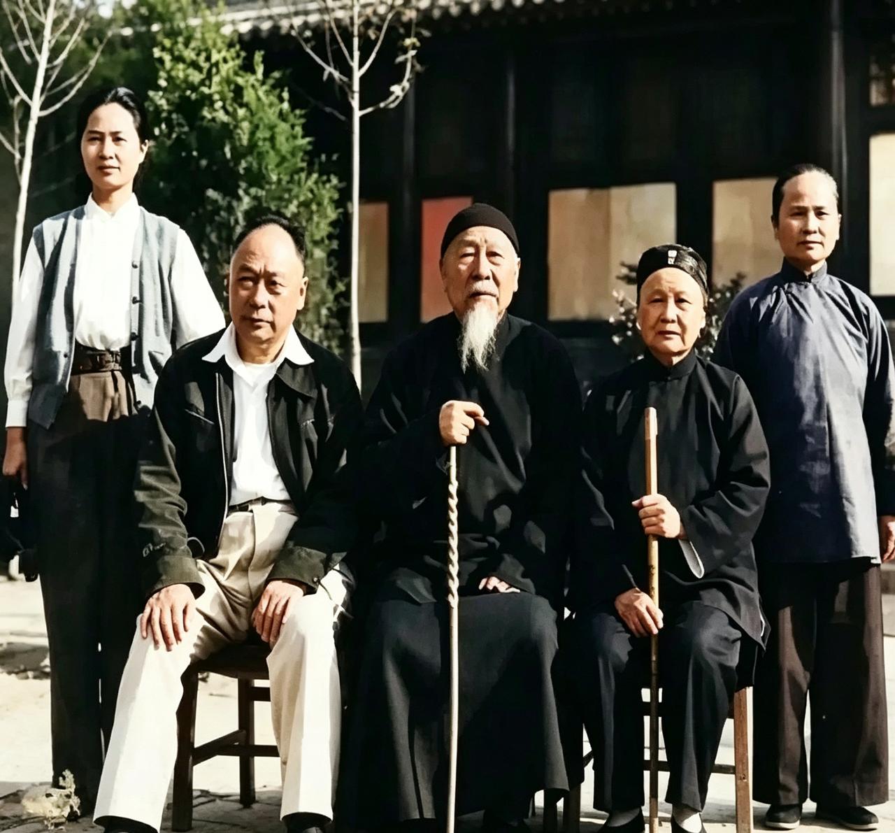 老照片里陈毅带夫人回四川老家，跟爹妈坐一块儿。那会儿的人啊，回趟家不容易。看着挺