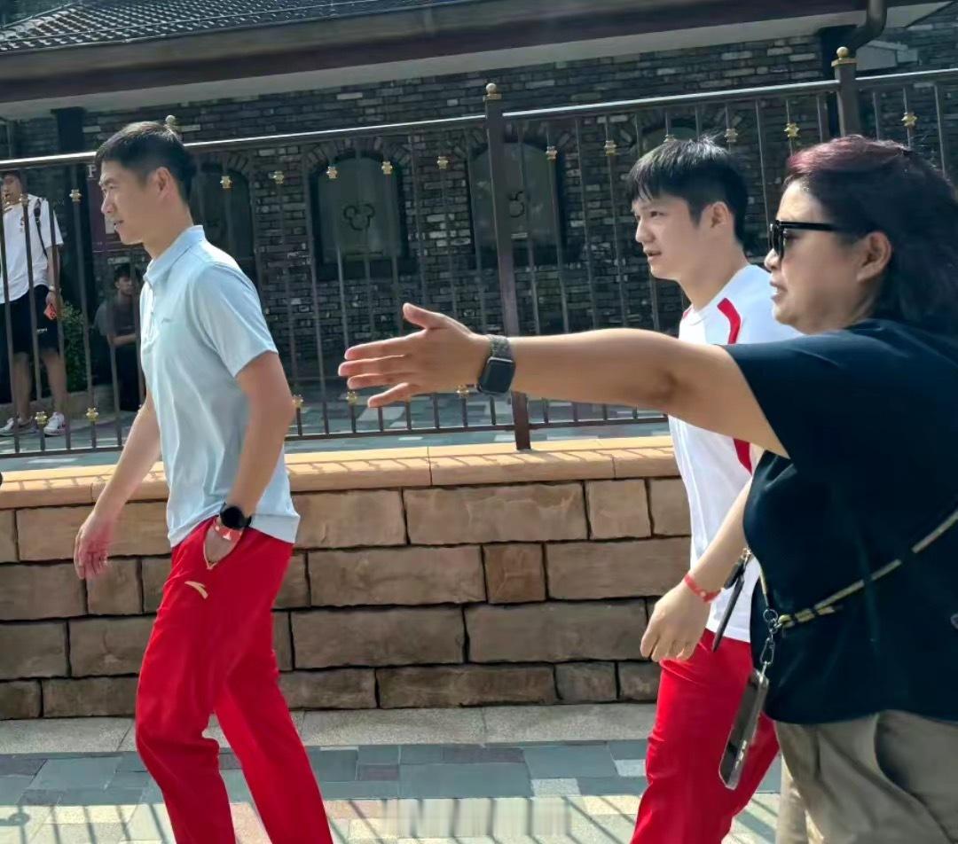 #樊振东去迪士尼玩了#樊振东结束港澳会面之后短暂休息了一下，又随着大部队参加公开