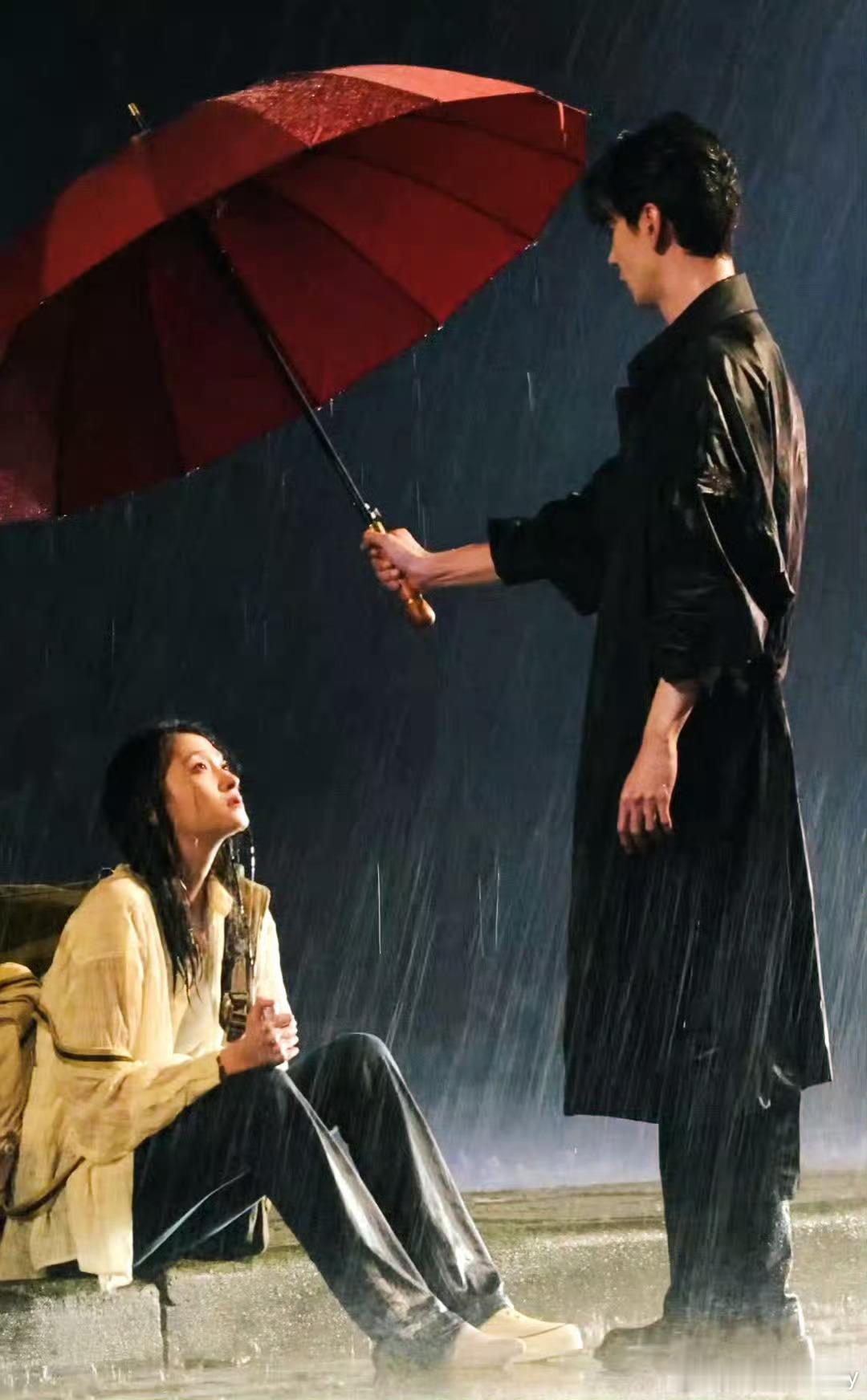 关晓彤红掌雨夜撑伞路透太美了这个镜头，破碎感拉满，真的太想看了，关晓彤怎么这么会