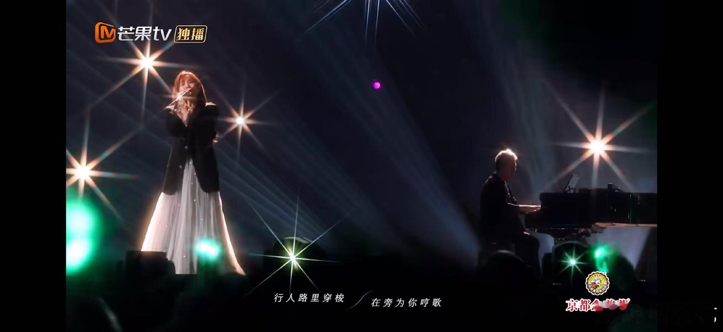 李佳薇粤语唱孤雏 声生不息当李佳薇开口唱粤语《孤雏》，醇厚嗓音如潺潺溪流，诉尽宿