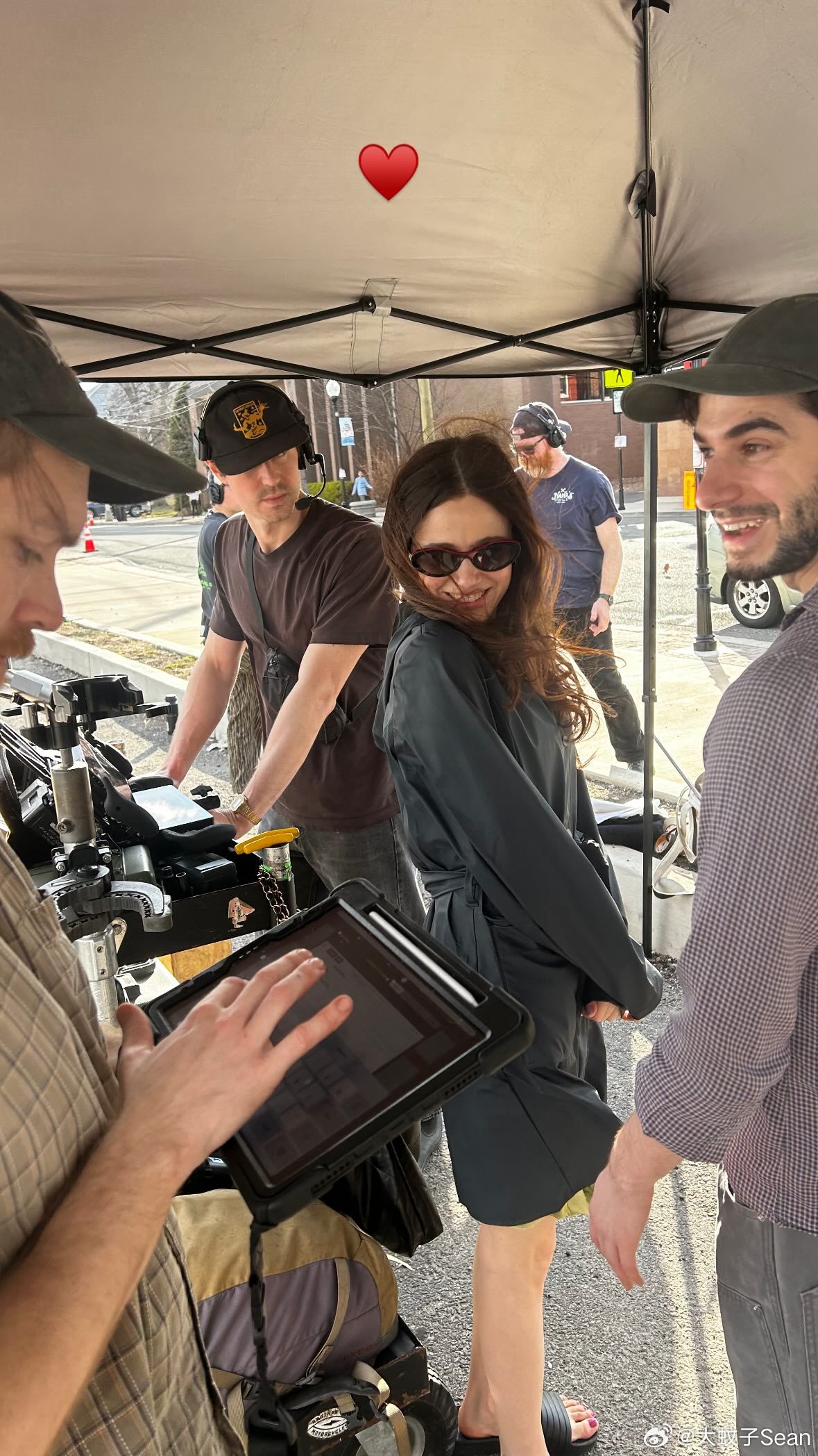 Molly gordon莫丽戈登分享自编自导自演的新片《Peaked》片场照，该