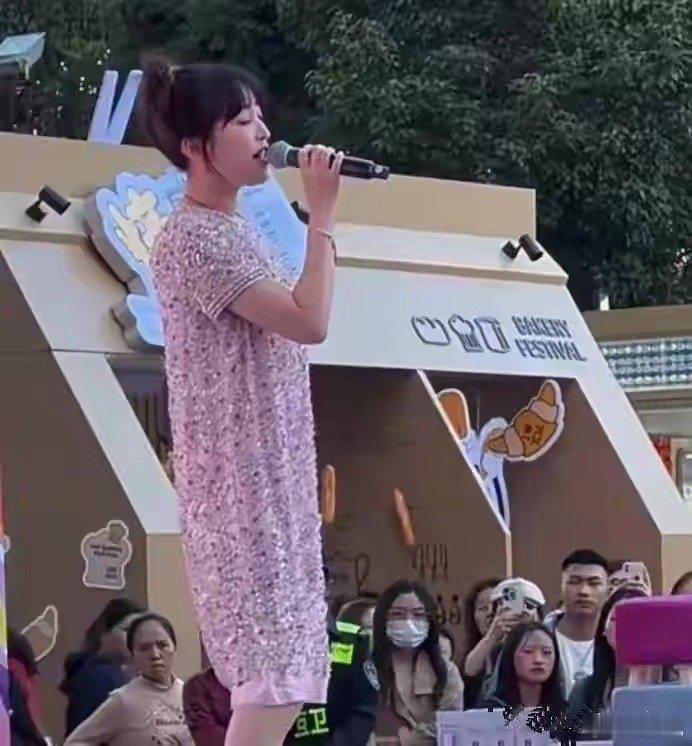 金莎姐姐，咱们上台得穿得漂亮点哦 ​​​