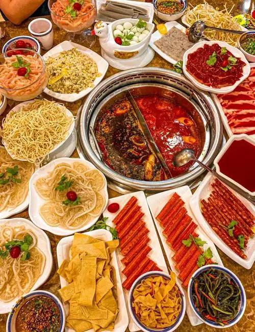 朋友把方案摔在桌上，哭丧着脸扒了两口热干面就推开：“快熬死了！”武汉秋老虎正凶，