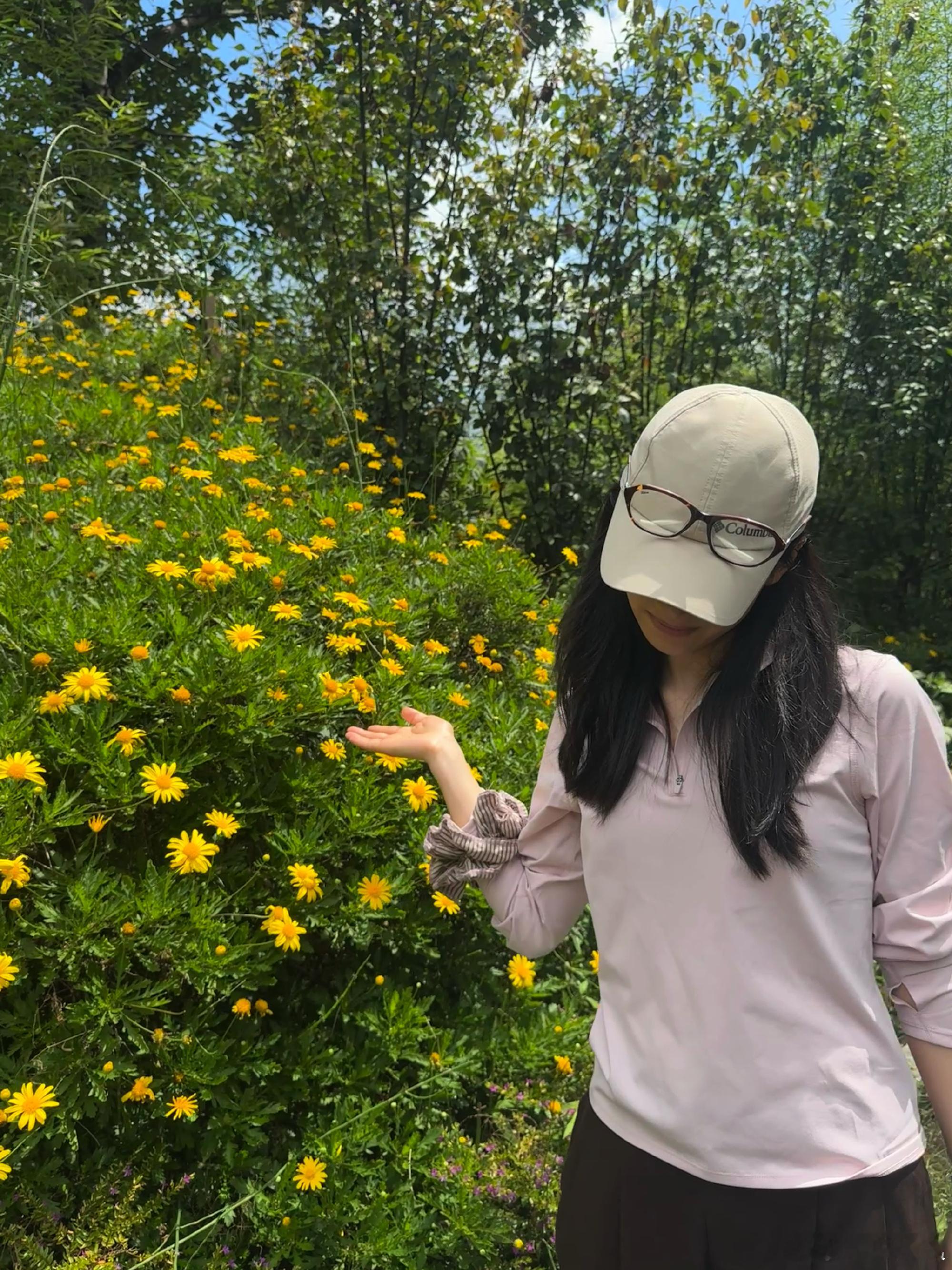 氧气感美女张婧仪[手指比心][手指比心]张婧仪户外氧气感随拍 ​​​