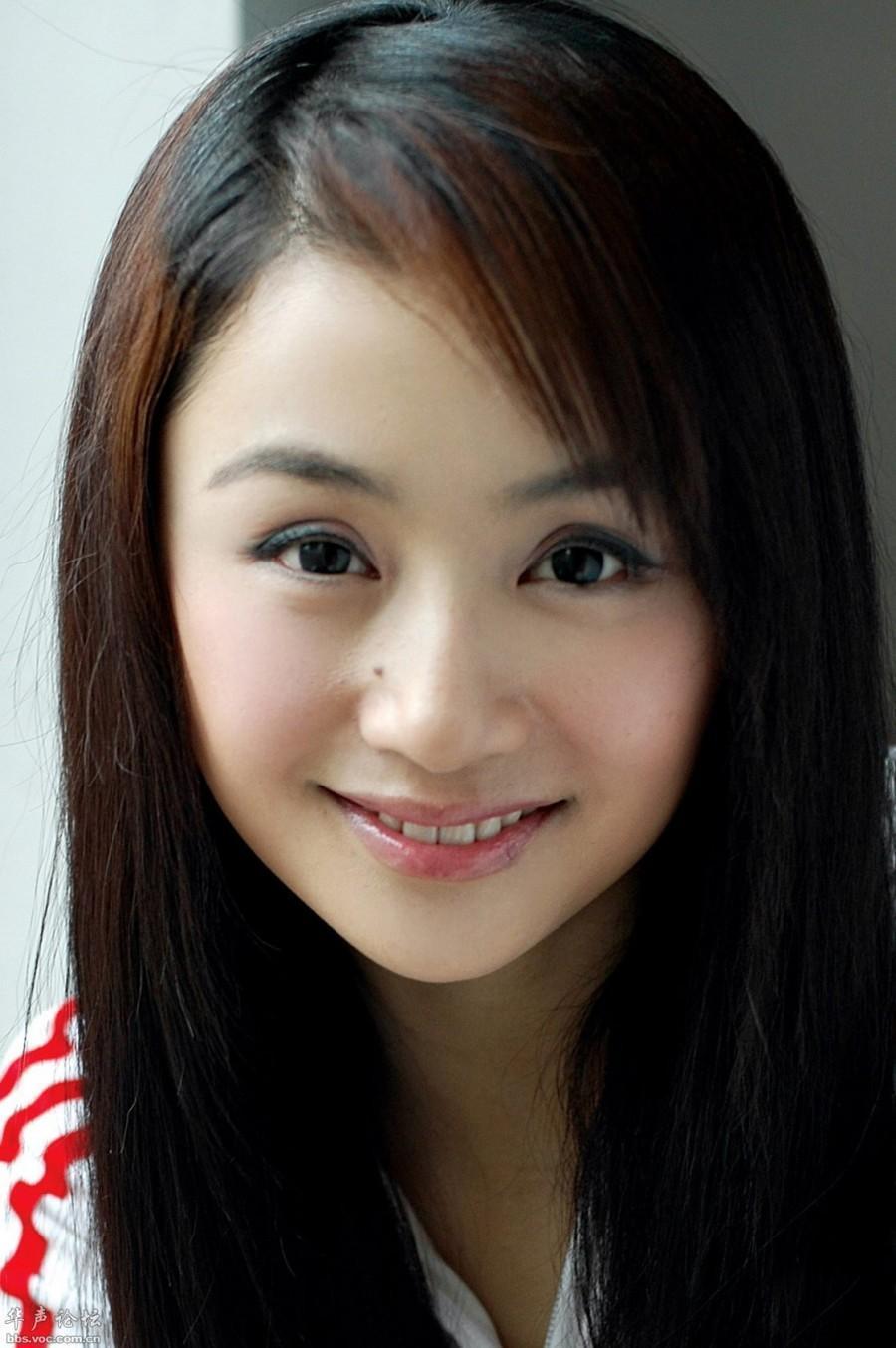 曹颖，美艳主持人，于2009年嫁给了名不见经传的小演员王斑。婚后不久，曹颖喜获麟