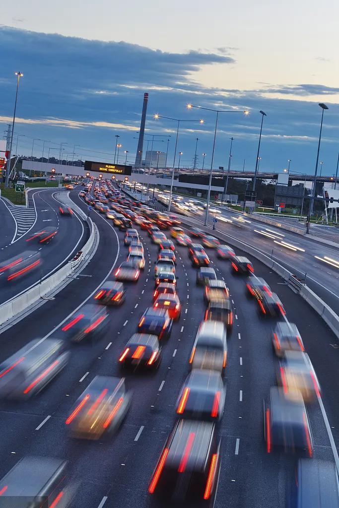 春节开车出门，最闹心的就是堵车，其实想顺畅上路，记住错峰+绕行就够用了。
 
今