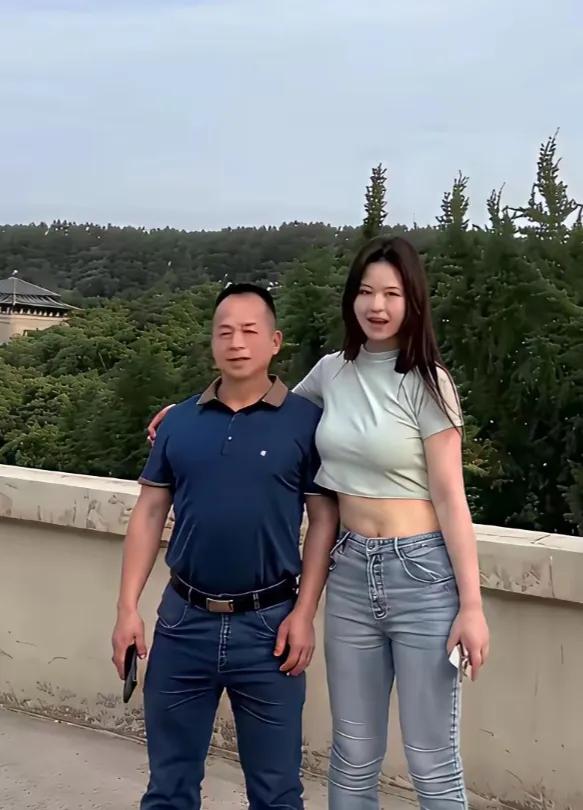 为何爸爸这么矮，生的女儿那么高？都说女孩像父，男孩似母。据说子女的遗传因素约占7