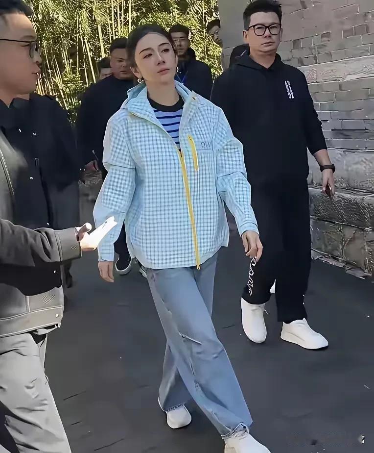 她为什么这样拽？这么牛？不就是一个演员吗？

我看了这个视频，她是到辽宁丹东大孤