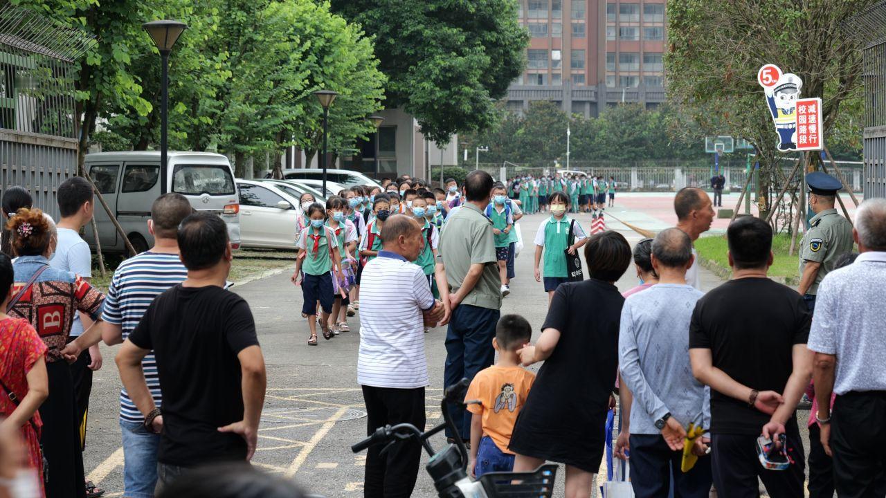 每天接送小孙子上学、放学，成了我雷打不动的任务。昨天下午，我目睹了惊悚的一幕。