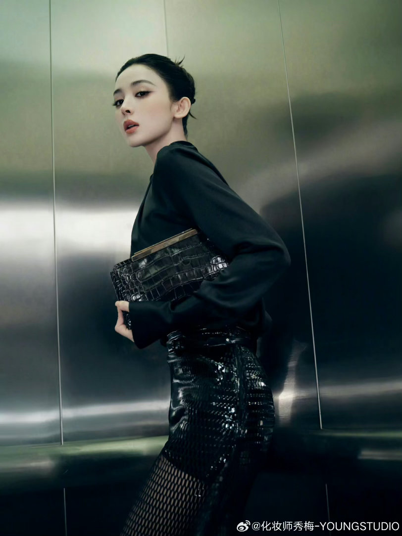 秀梅给娜扎做的黑天鹅大光明发型娜扎化妆师秀梅 秀梅给娜扎做的黑天鹅大光明发型，真