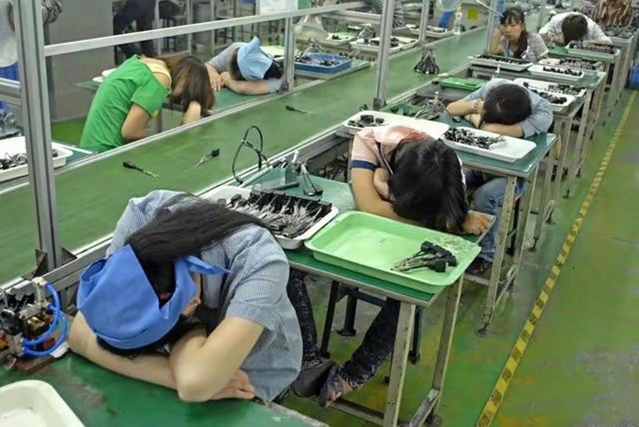 【工厂 12 小时两班倒合法吗？周兆成：法律为劳动者划清工时红线！】
 
大家好