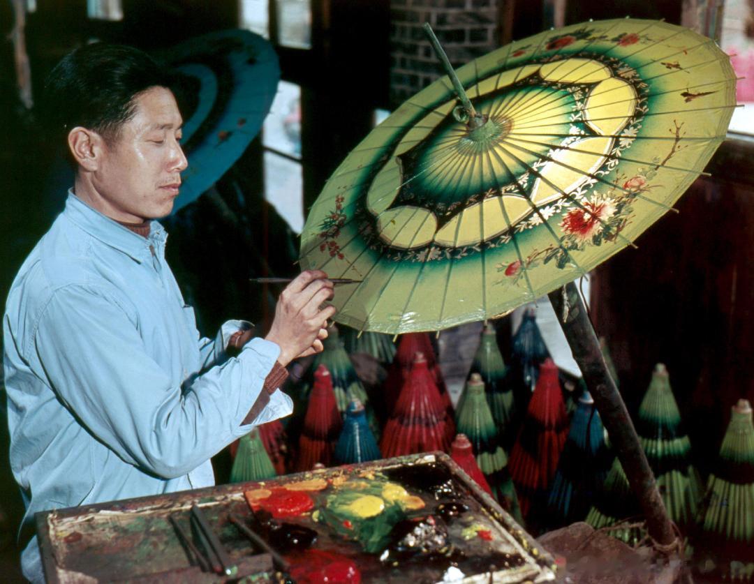 1961年，浙江温州，绘制纸花伞。摄影 茹遂初 
