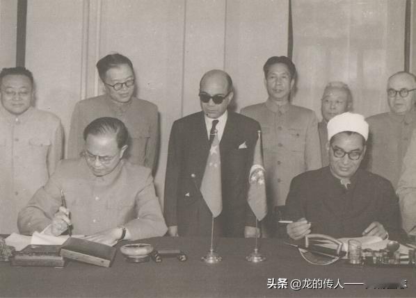 1955年5月31日，张闻天(后排左二)出席中国和埃及两国政府文化合作会谈纪要签
