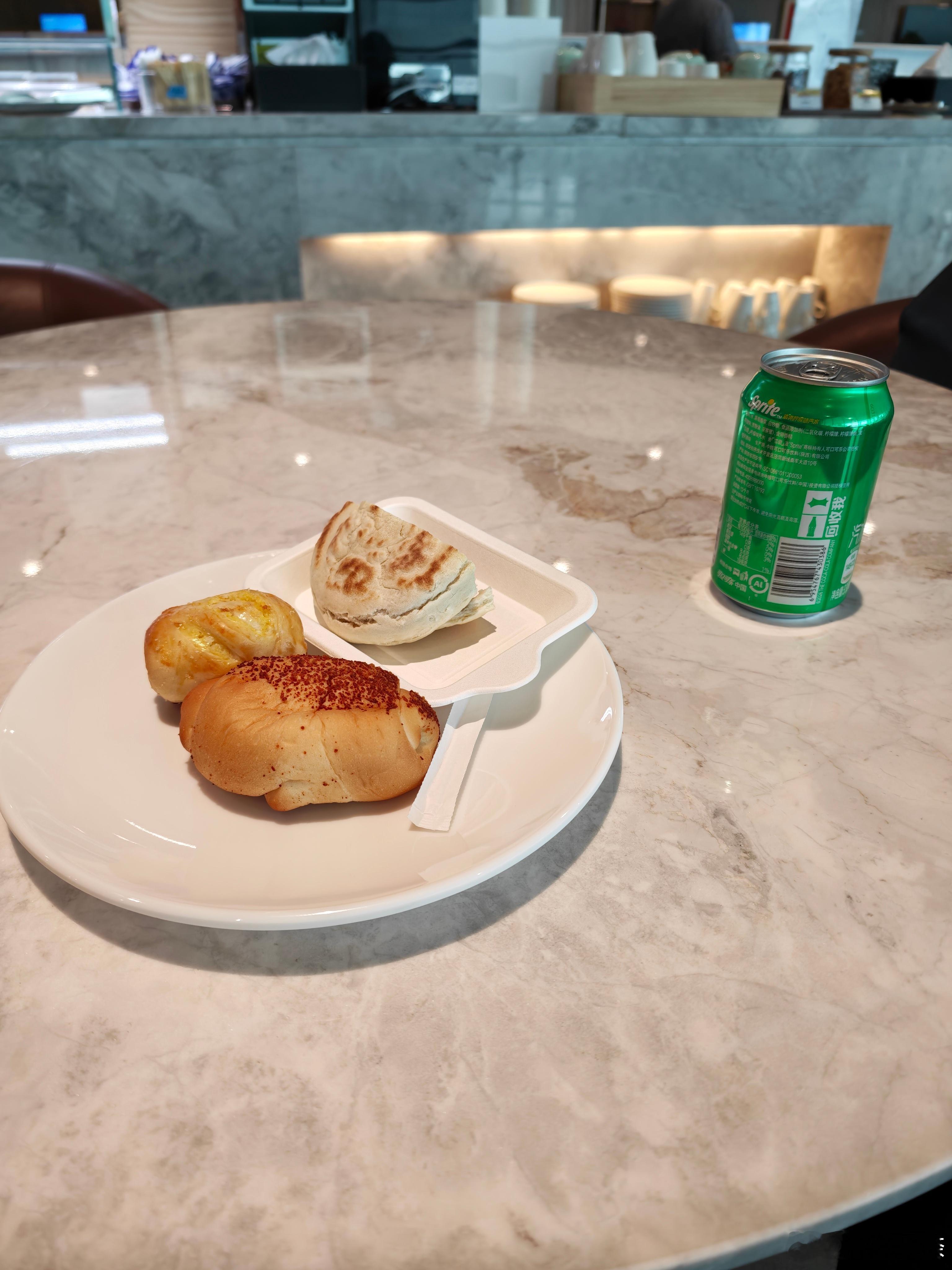 飞到东航银卡了，也是可以吃上东航那碗面了。不过今来晚就先算了，下次一定早早来就为