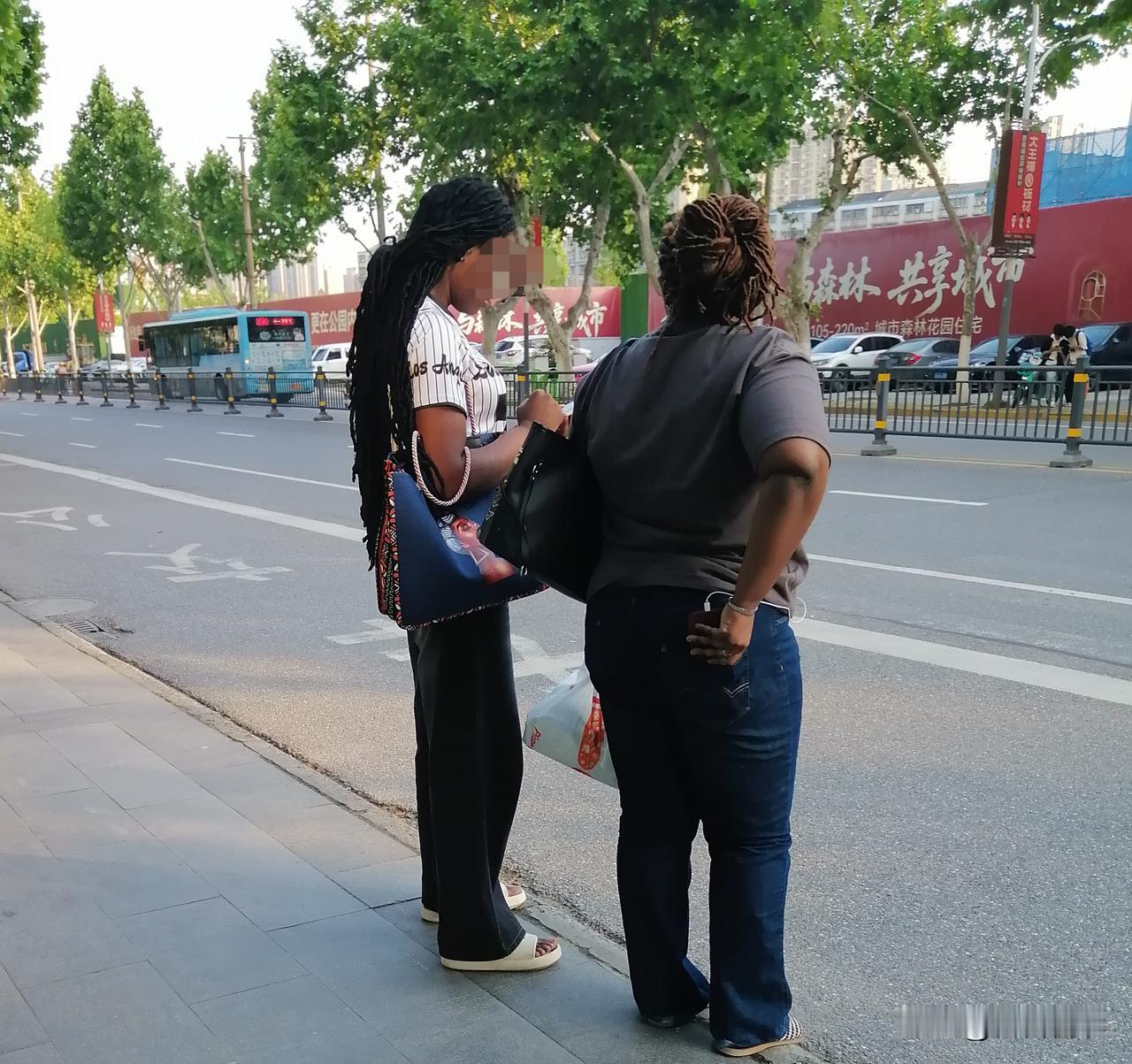 今天在荆州一公交站等车，撞见两个非洲女人，离老远就闻见浓香水味。等车时，俩人各自