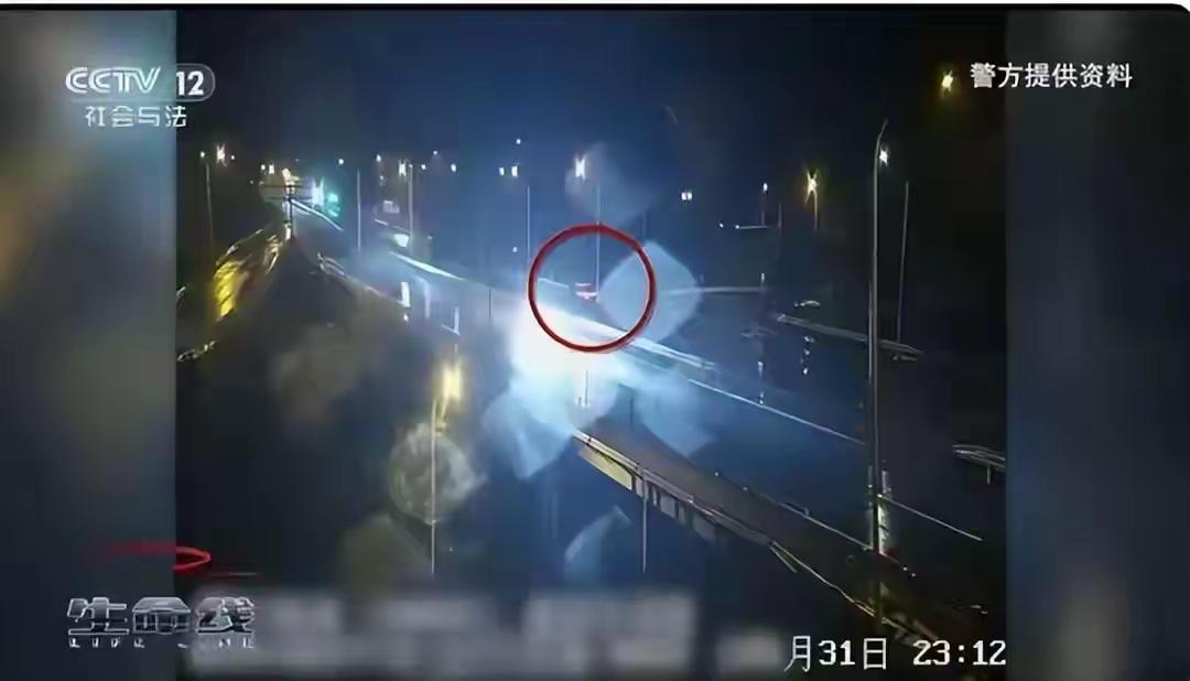 媒体评男子酒后用智驾开车20公里这事儿，真的值得说道说道。今年5月，姜某喝了3斤