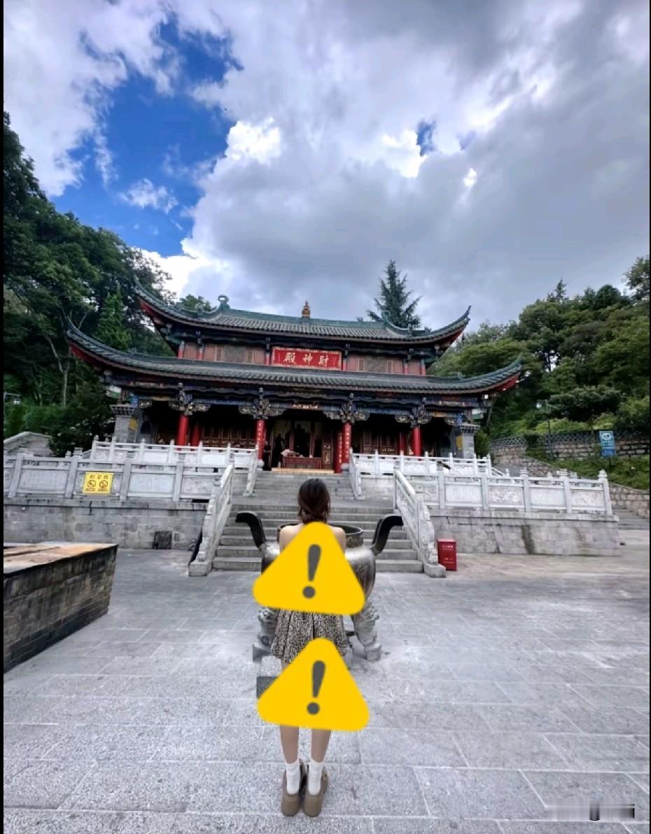 以后去拜佛的时候 ，穿正式一下好吗。
