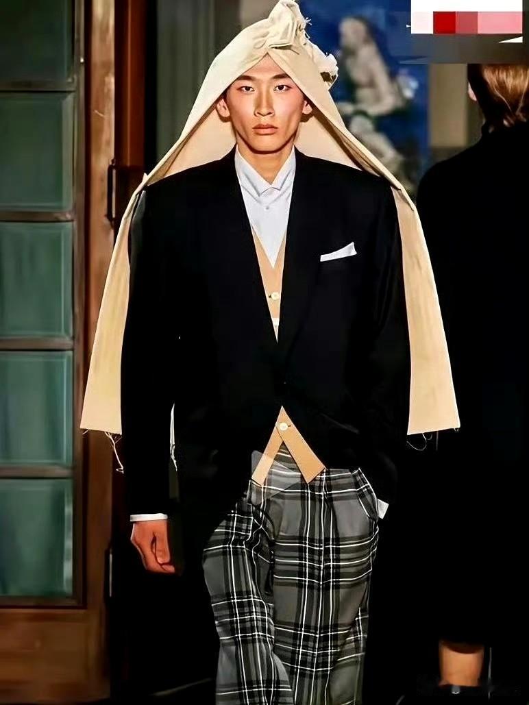 我打赌，巴黎世家的这个头巾，在中国一个也卖不出去。 ​