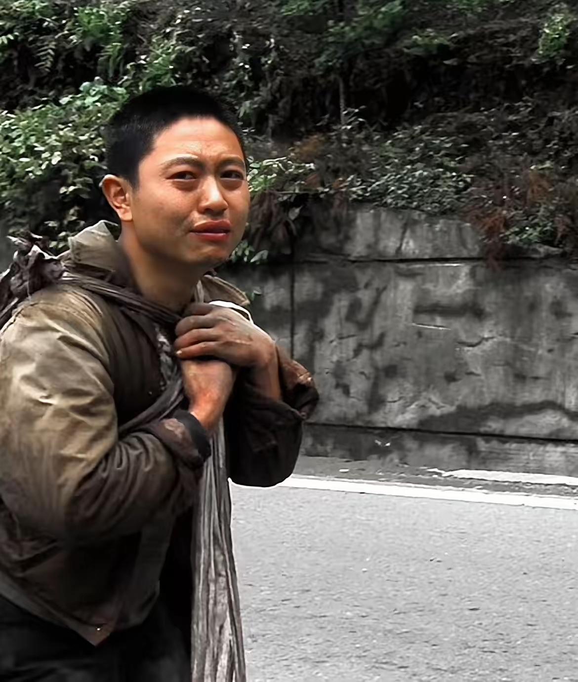 汶川地震当中，那个背着亡妻回家的男子，如今怎么样了（区别那位用摩托车载着亡妻回家