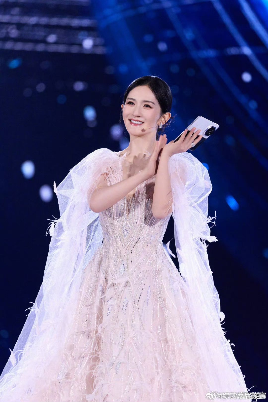 谢娜再次主持6公主晚会六公主晚会重庆动画电影周闭幕式收获超多好评，谢娜状态满分知