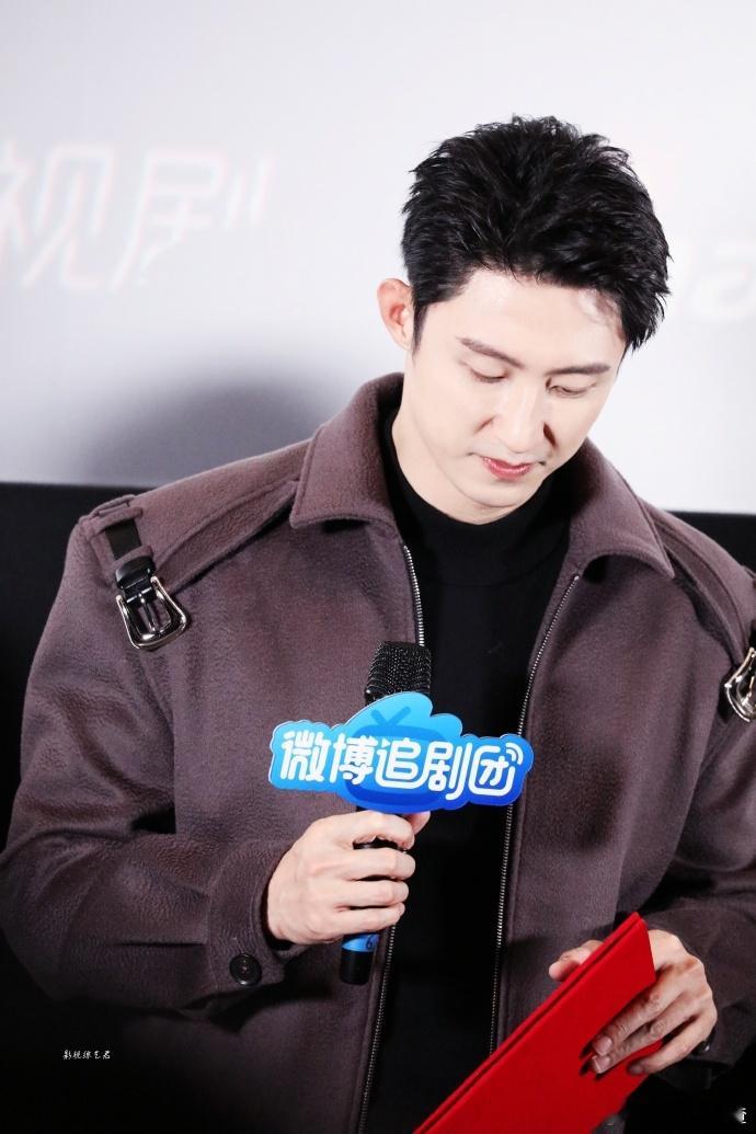 黄景瑜表面道歉实则在催 黄景瑜在尖叫夜催更爱奇艺，追剧团活动道歉看似诚恳，实则又