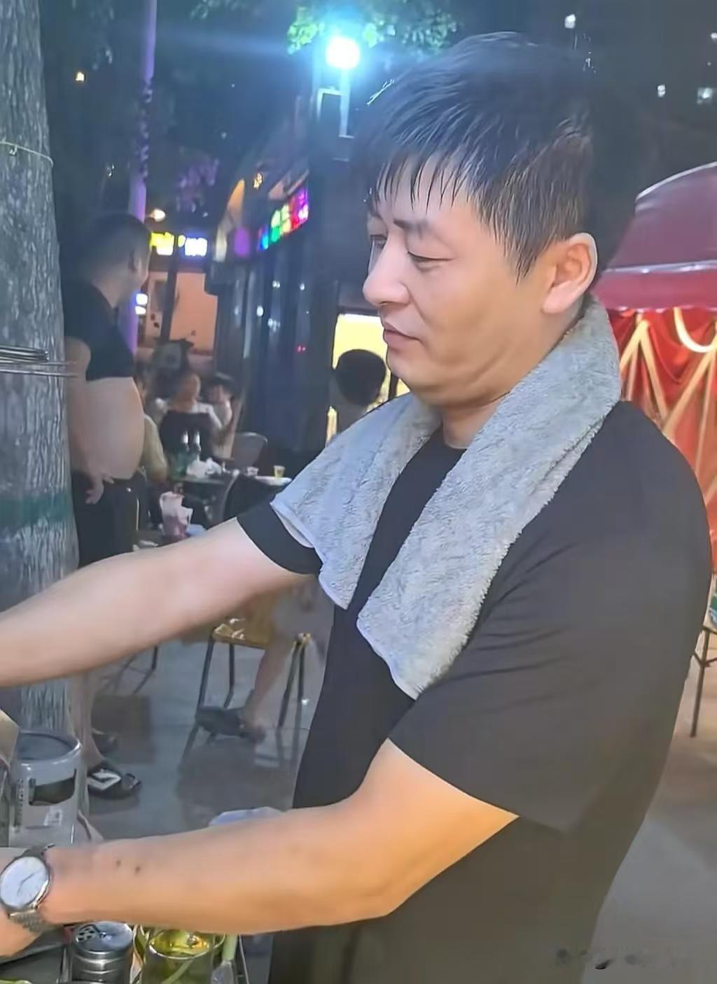 简直一模一样，太不可思议了。
 
这阵子河南平顶山的烧烤摊主江水峰，莫名戳中了全