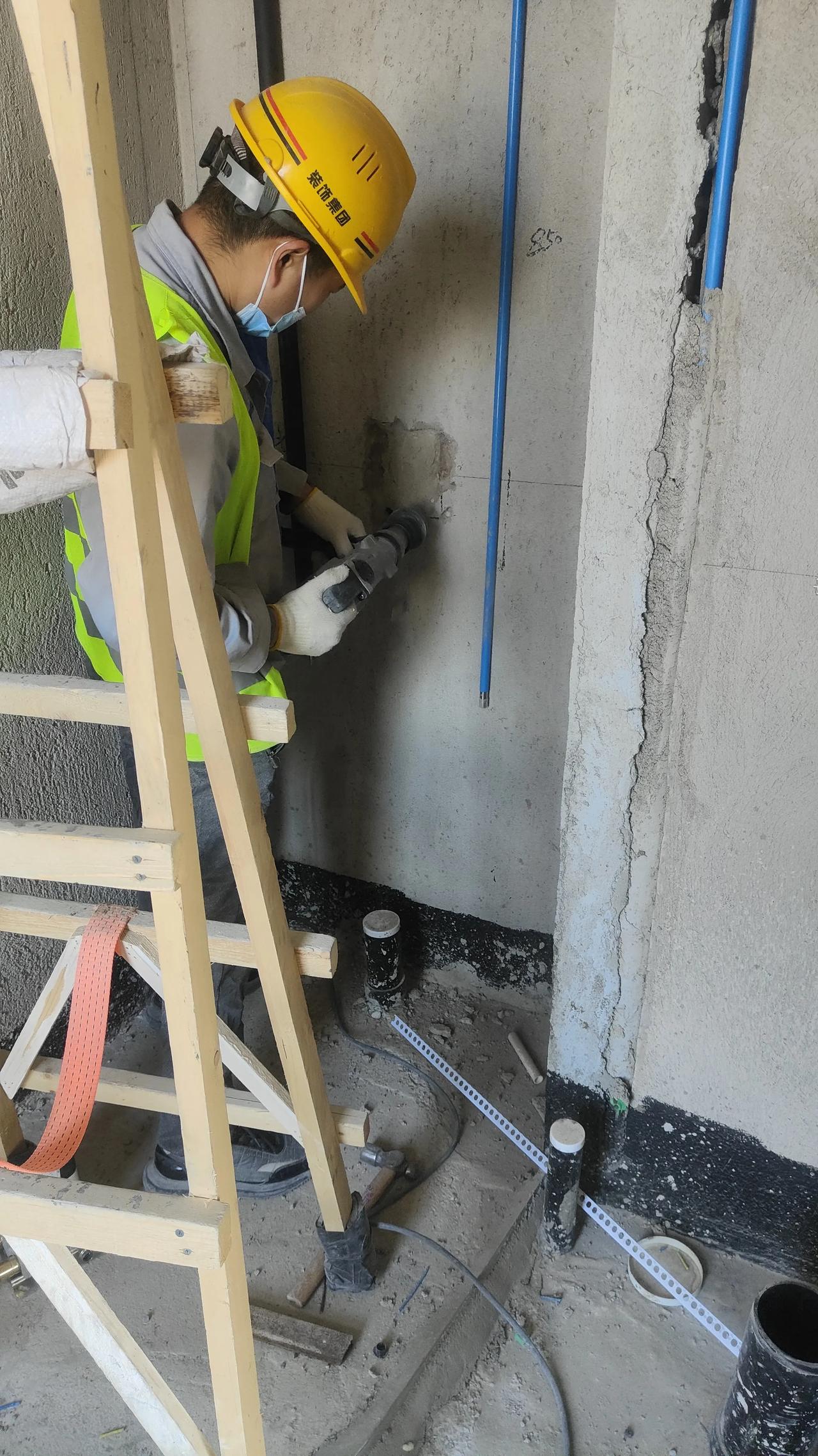 都说上海工地工资高
小伙过完年正月26来到上海，在静安区一家工地做水电，到现在已