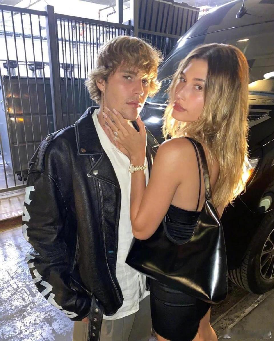 比伯海莉与粉丝合影 街头偶遇明星名场面！比伯和海莉与粉丝开心合影，两人状态都超好