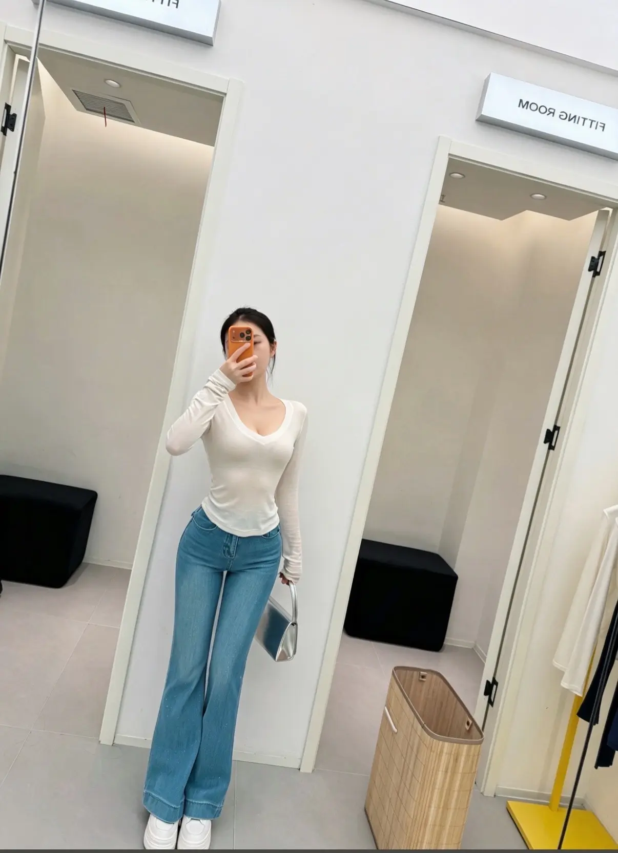 白色上衣搭配牛仔裤 图片分享