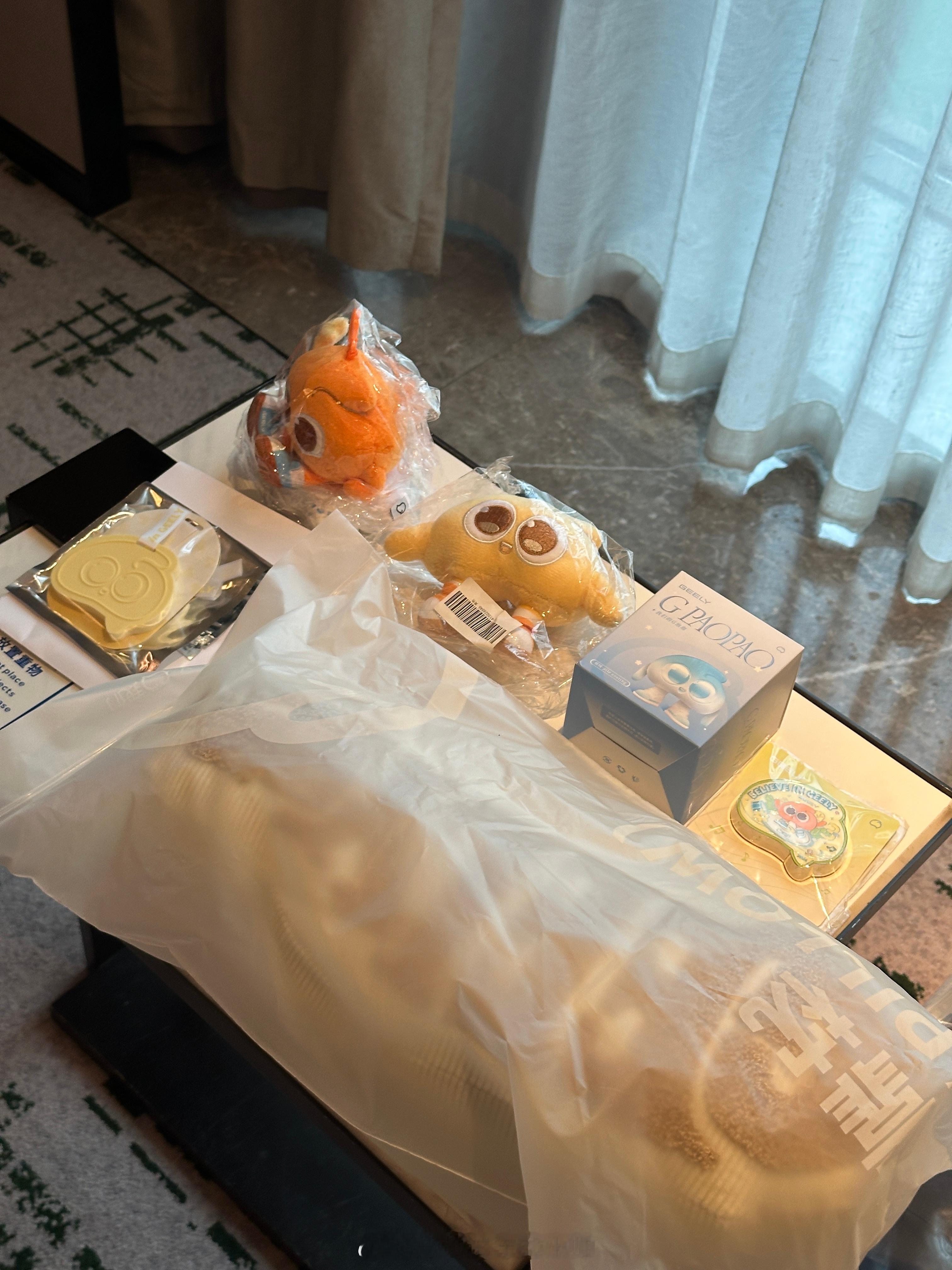 来参加一台很可爱的小车的上市会，发的伴手礼挺不错的，衣服上还可以挂娃娃[太开心]