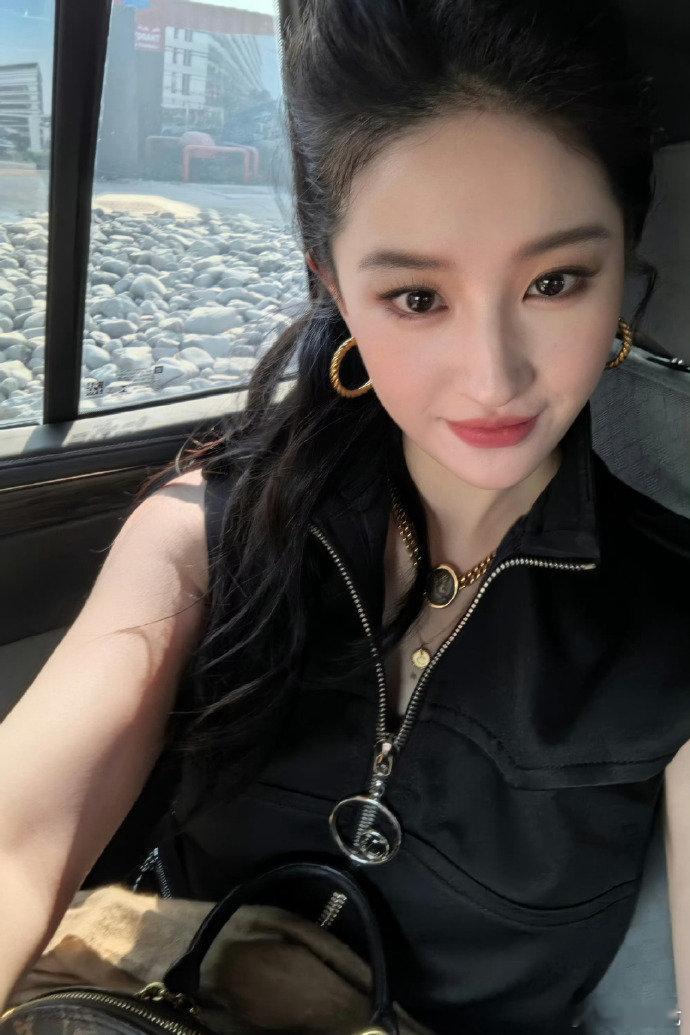 阿布扎比文旅部发了刘亦菲阿布扎比文旅部发了刘亦菲打招呼刘亦菲猫猫招手的姿势甜度爆