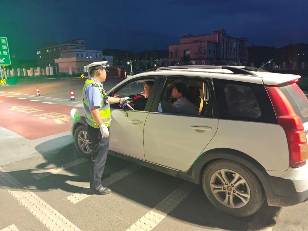 兰州交警筑牢夏季高速平安防线常态化开展重点车辆专项整治行动，持续保持路面严管高压