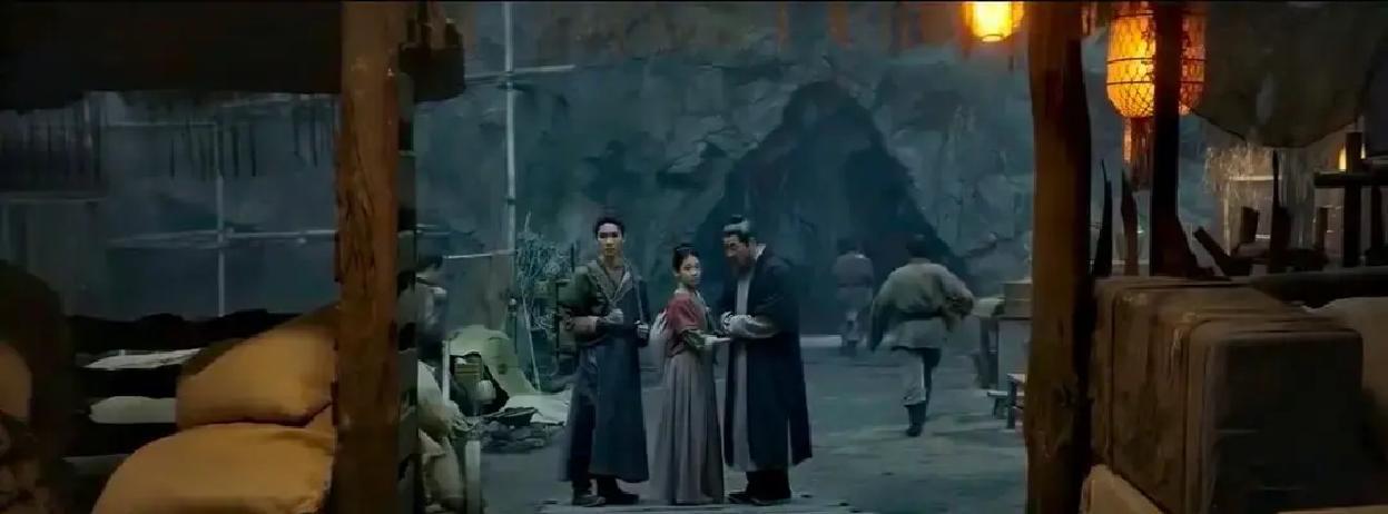 张升把刀埋进晒谷场那天，湖州下了整季最绵的雨。
 
戏里他原本只是跑龙套，三句台