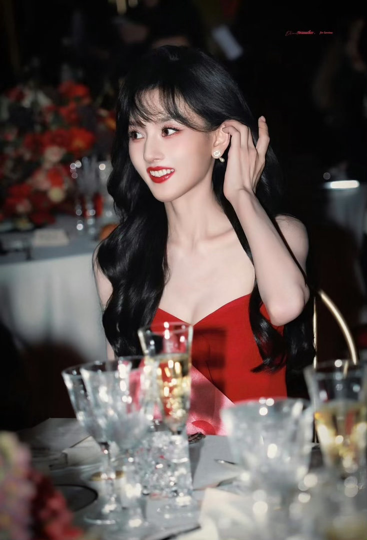 宋祖儿 贝微微被宋祖儿狠狠惊艳到！北影节一袭红裙氛围感拉满，复古大波浪温柔又大气