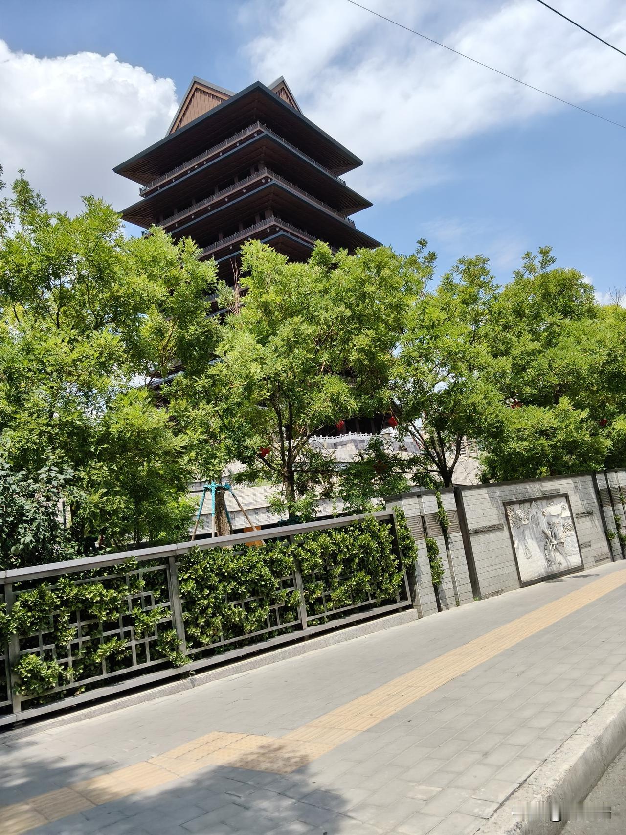 地点:兰州黄河楼景点
今天开车去兰州老街办事儿，路过兰州黄河楼景点，看着这个黄鹤