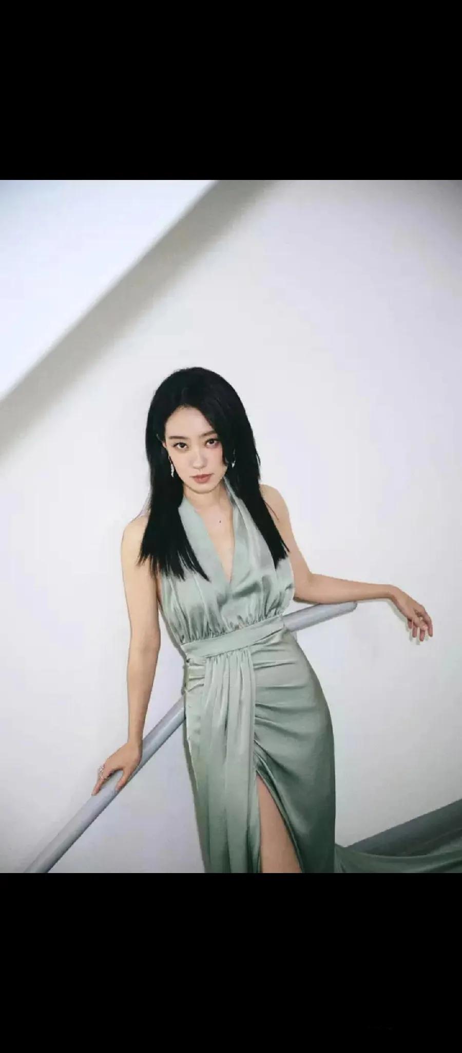 张小斐晚会惊艳亮相！深V拖尾裙尽显性感成熟风，肤白胜雪，乌黑长发添韵味，眼神犀利