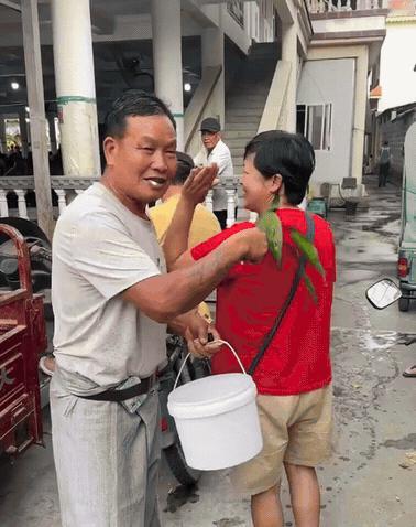 长辈说着祝福的话语，用枝条蘸了清水轻轻拍在肩头，这才是泼水节本来的样子！