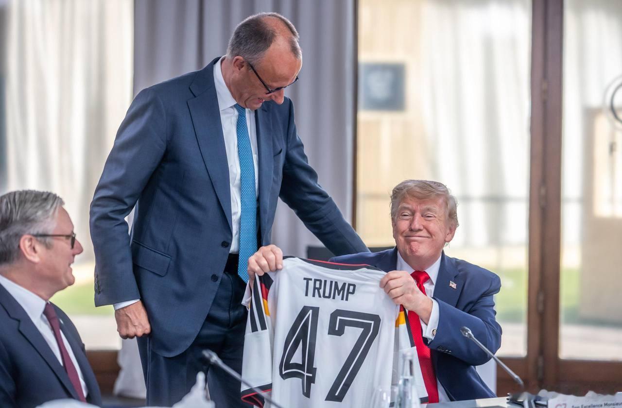 认祖归宗了……默茨送给特朗普一件德国国家队的球衣，背面印有TRUMP和 47 号