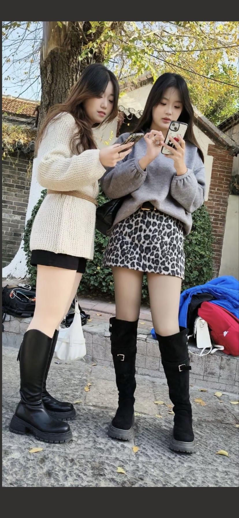 冬日暖阳下，闺蜜相伴，漫步古街，感受岁月静好。