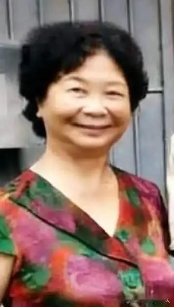 这是徐湖平的妻子姚晓玲。她身形富态，细眉小眼，还是单眼皮，宽额头配着阔脸颊，面部