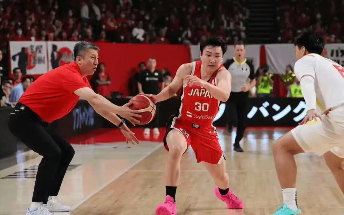 面对不公正的判罚，
郭士强冲踩边线亲自防守，
为继伟抱不平！
在中国男篮胜日本的