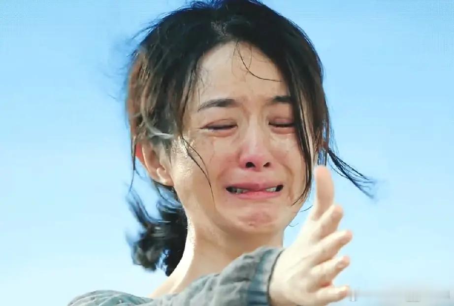 这次2025金鸡奖，赵丽颖带着3部电影冲奖，杨幂也拿着2部作品​​赵丽颖这边，《