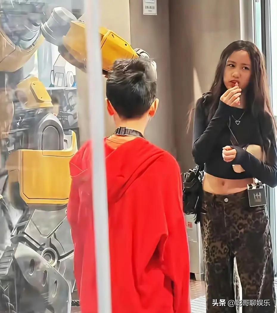 13岁多妹撞脸黄磊，这基因也太绝了吧。

4月3日晚上，黄磊二女儿黄少艾冲上热搜