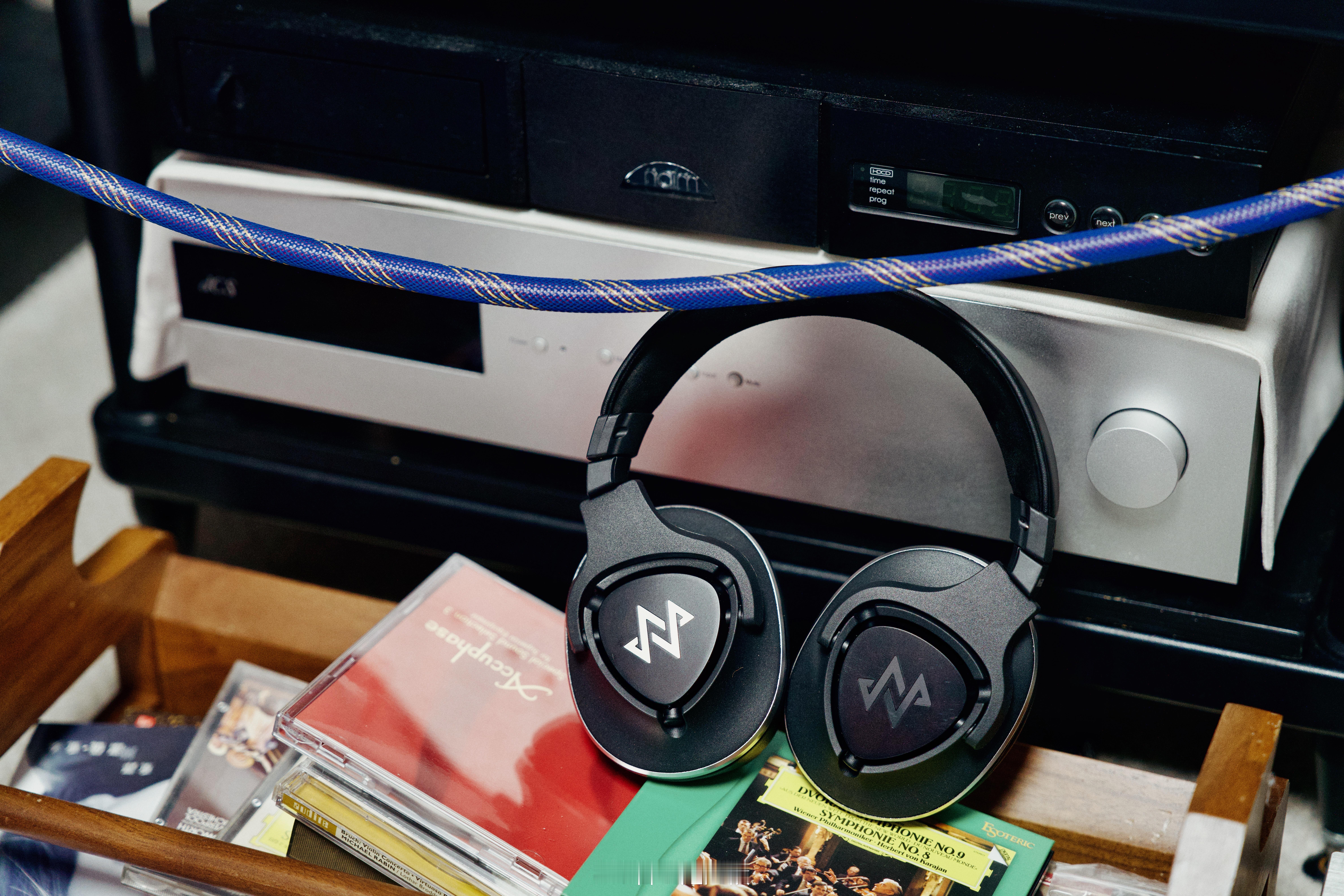 今晚继续嗨起来！然后突然想趁着双十一入手一只超级旗舰耳机了，UM扶光？NOBLE