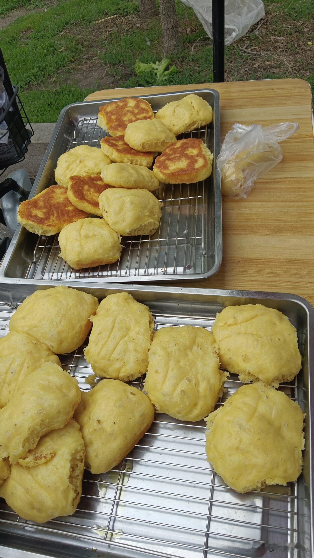 在今天的早市上，发现有一样东西最受欢迎！
就是玉米面饼子！
一排几个大锅一起蒸饼