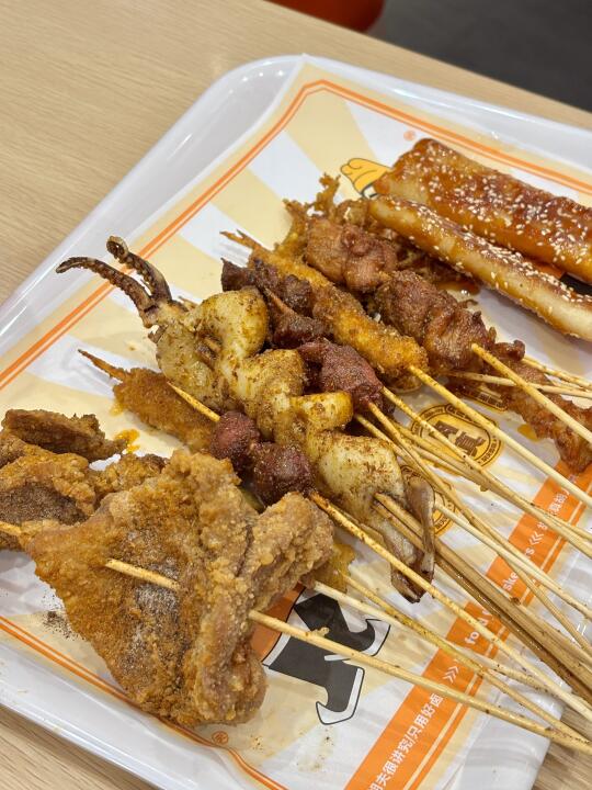 吃宵夜瘾犯了还得是炸串儿才能解决